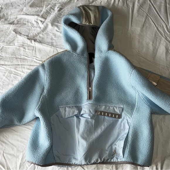 Jordan Women's Blue and Cream Puffer Jacket - Picture 6 of 6